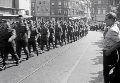 831676 Afbeelding van de Church Parade in de Potterstraat te Utrecht; op de achtergrond de ingang van de Lange ...